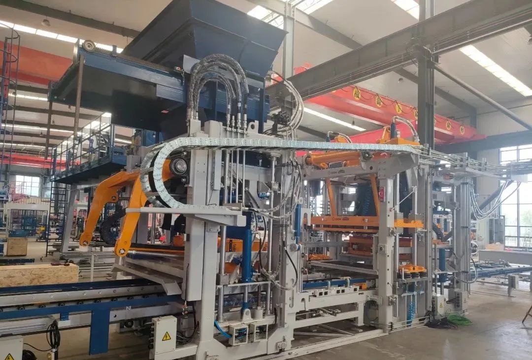 泉工ZN900CG國產(chǎn)設備首次進入北美市場，開創(chuàng)中國磚機新紀元